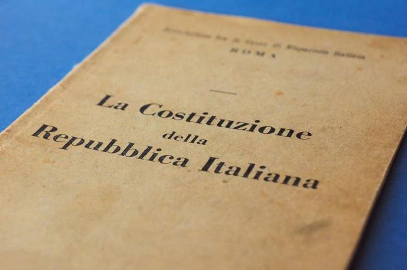 Consegna copia della Costituzione Italiana